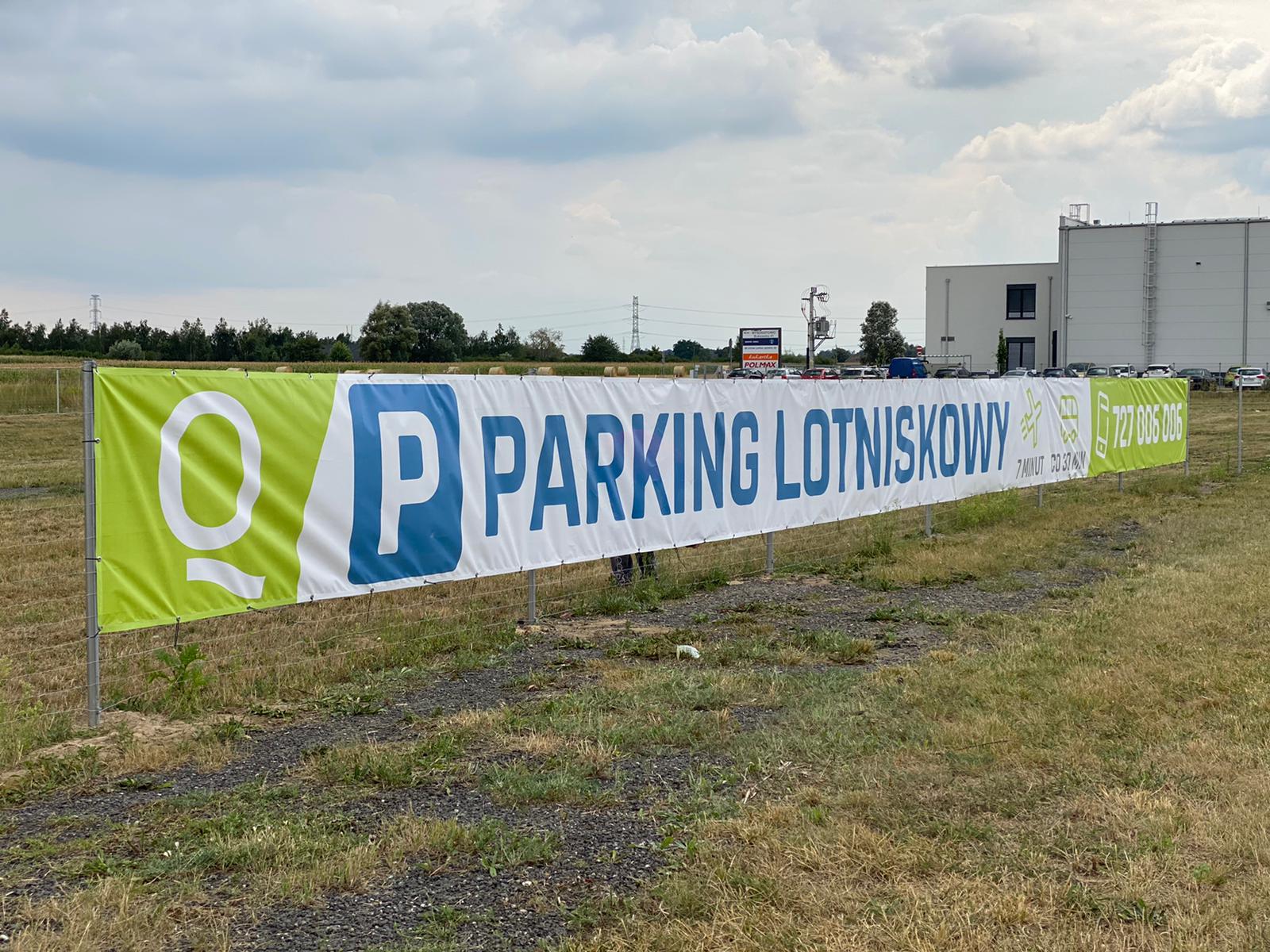 Quality Parking przy lotnisku: Widoczny wjazd i oznakowanie